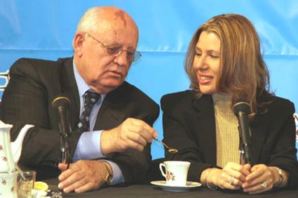 Mikhail Gorbachev serves tea to Susan Polgar